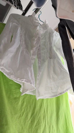 衣服很漂亮，全棉面料，不是很硬，挺不错的