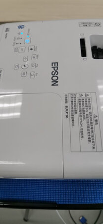 外形外观：投影仪挺小巧的，做工很好。包装很仔细。
投影亮度：亮度不错，开灯的情况下显示很清楚。
投影色彩：色彩饱满，显示清除，高清的分辨率果然不错。
虽然外地调货，速度也很快。非常满意。