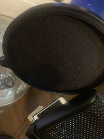 声卡套装带的。支架感觉不是特别好。我没用，用的老话筒带的支架。