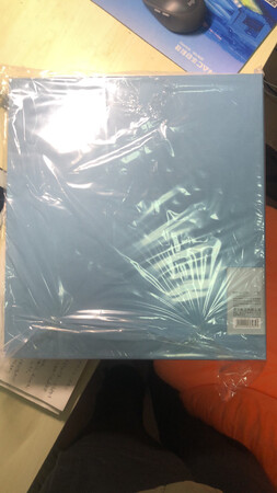 东西的包装挺好的，由于我们的件数比较多，卖家用一个大箱子给我报过来，再加上每个包装还一个有一个塑料袋以及小指可作为支撑挺牢固的拿手过后，每一页的塑料膜质感也挺好虽说不上厚，但是也挺牢固，再加上这次活动优惠很大，每个综合下来价格很便宜，还是比较推荐大家购买。