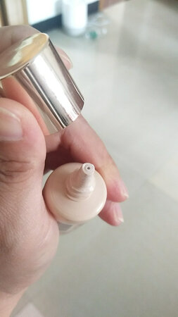 质地稀薄，涂上不会有厚重的感觉，即使夏天用也不会闷，很舒服。真是万能的京东，达到几万的商品，小到一根针，只有你想不到的，没有你买不到的，经常在京东买东西，和现在的实体店比，价格经济实惠，真是既省钱又方便，商品已经收到了，既然来给好评了，说明商品还是很不错的，当然世界上没有一件商品是所有人都会喜欢，毕竟众口难调。但是本人是个很爱货比三家，追求性价比的人，能省则省，钱要花的值，所以被我看中的东西基本上还是符合大众要求的，当然如果你不差钱，又极其挑剔，那可以忽略我的话，总之一句话，东西不错，价钱合适可以放心购买，店家服务也很好，发货速度很快。不用担心售后问题，给商家和商品打call，全五星好评。