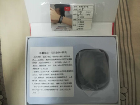 这款宝贝是我购买的智能手环里面颜值最好的一款！从收到到使用有一周了，总体感觉还算比较满意！这款产品采用流线彩屏的外表设计，并且额外赠送有背夹可以挂起来使用，靓丽的外观让人爱不释手(^_^)收到的实物不仅外表漂亮，附带的充电头数据线等配件也很齐全！产品拥有的摄像录音功能比较强大，并且操作按钮简单易学！比较满意这次购物，给商家的优质服务和产品五星点赞了*^_^*