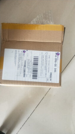 产品包装：良好
产品质感：还没用
适合肤质：应该适合
遮瑕效果：未用
保湿效果：未使用
其他特色：发货速度很快，而且包装完整