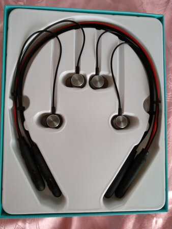 感觉不错，声音清晰洪亮！只是我这右耳老是掉，换耳帽也是如此，看来我的右耳有点问题！