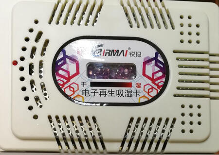 干燥箱空间够大，放两台单反外加两个镜头还很富余。箱体厚实，构造精确。