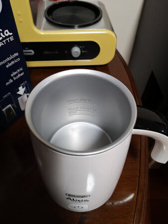 确实是好东西，之前就听说德龙咖啡机，今天终于有机会抱回家，还送了一袋咖啡豆和一台奶泡机。咖啡豆真的很棒，开袋后一阵咖啡香味，迫不及待的翻开说明书把豆子倒进去，没等多大会香浓的咖啡就出来了，加上牛奶和砂糖，舒适啊。萃取完毕后点按关机，机器会自动清洗，真的不要太方便，强烈推荐每天有咖啡需求的小资人士购入，绝对提升生活品质，之前用的滴漏式咖啡机已经被我扔了，再也不想碰那个玩意。
出乎意料的是还送了一台奶泡机，真的觉得双十一活动太给力。