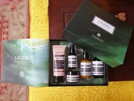 这个价格买到的产品感觉很是高大上哦！试用了一下感觉不错，清爽滋润不油腻。物流也快！