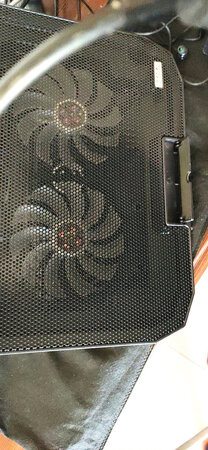 散热效果很不错，声音很小，灯光在下面看不到哈哈