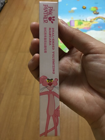 第一次买这个睫毛膏，还没用，不知道怎么样。之前一直用的都是名创优品家的睫毛膏，都挺不错，这个应该也能行，价格挺便宜的。