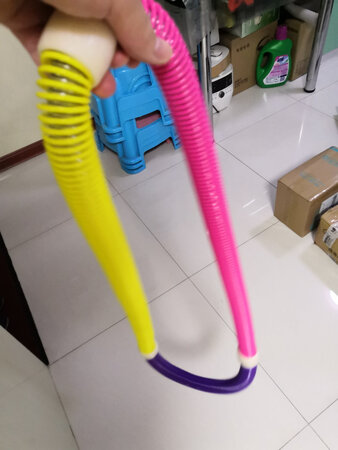 都可以，呼啦圈有点难啊，脚按摩垫很疼，适应一会就好，效果明显，一会脚就热了，效果不错，坚持几天应该有效果，穿袜子会减轻负担，慢慢来，不错的产品，简单实用，用时也要小心，不要受伤，毕竟还是挺疼的，推荐试试活动性价比高