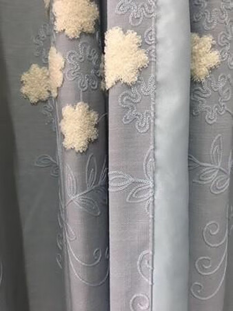 窗帘装好啦，特别特别的喜欢，布料好，做工更是精细，特别上档次，装帘子的师傅都说，这个窗帘太漂亮，太值啦，看好的快下手吧，颜色特别正，真的很漂亮