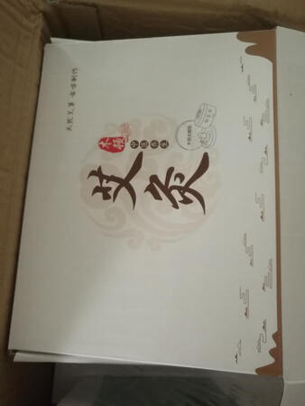 就去试试传统的中医疗法了，无毒，无副作用，养生保健，回本正元，包含艾灸柱，艾灸铜盒，养生保健书，穴位图，很全面感谢京东让我有试用心仪产品的机会，一直就想试试祖国传统医学的东西，但一直没有尝试，这次是我得偿所愿了，试用品是艾灸盒，但邮来的套盒中包含很全面，铜质的艾灸盒，艾灸条柱，艾灸盒布袋，保生的书，穴位图，可以说什么都不用再买了第一次用，艾条只点了一点点，烟挺呛，但放入艾灸盒袋后就一点烟味都没有了，艾灸盒袋的做工很好，两侧袋**性很足，艾灸盒是黄铜材质，左右旋转打开，璧很厚实，很正规的产品。初试了一下，刚开始两三分钟他说没感觉，后面感觉有温热感，但不烫，我放的位置应该是肩井穴，经常做办公室用电脑的应该这里都不舒服，很不错的体验，