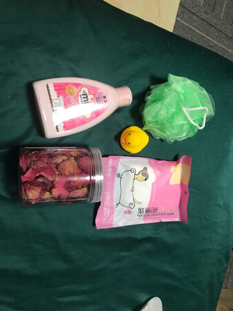 东西还行，不知道是不是放少了，泡沫特别少。味道也没有很大。不过送到小鸭子很好玩，哈哈哈