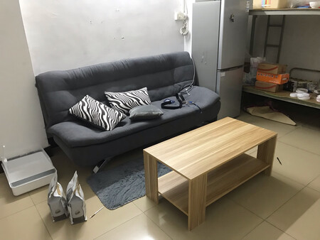外观样式：和产品介绍一致
工艺品质：也和介绍的一致，评论里有人说是材质压缩木板，但是我并没有弄清楚，所以目前我大体上基本上100%同意。毕竟价格摆着，自己多少有点数。
安装的时候自己注意一下，对于男生来说难度应该为零，只是注意不要刮花面板。女孩子的话，也许找男朋友帮忙是最好的选择，其次是**事......anyway，我自己租的房子，布局也就这个样子了，而且我家主子很喜欢，就够了。用上了一周左右吧，目前一切都好。后续会追评，现在看不出啥来。