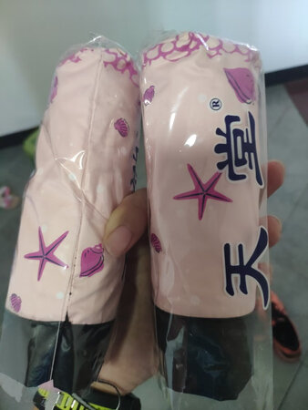 看起来不错，开的挺紧，小孩撑不开，收起来扣住，大人也挺费力的。