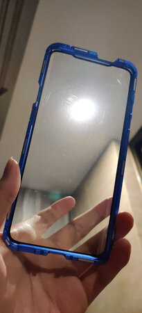 正面和背面的玻璃完全是两种手感.而且正面的玻璃内部有划痕.还有就是看起来有点粗糙不光滑导致看屏幕有点难受，有燥点搞死强迫症