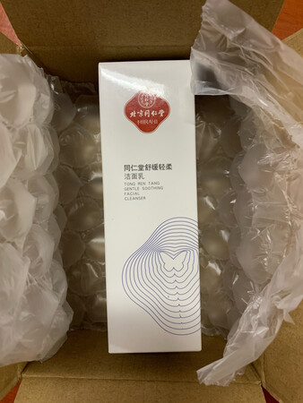 同仁堂舒缓修护洁面乳，本人也是敏感肌肤，这款商品也是关注了许久，之前没怎么听说过同仁堂还有洁面乳，大胆买回来试试，效果果然不错，能修复脸上的红血丝，温和不刺激，当然也没有过敏一说。气味清香，洗后脸部不紧绷，亮泽水润。