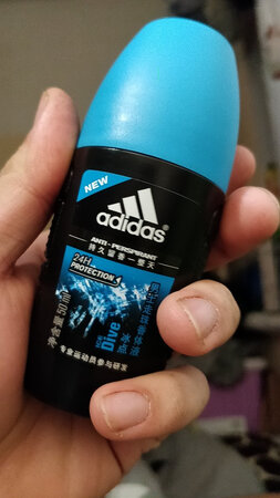 网上什么舒耐啊，乱七八糟的买了好多种，一点效果都没有！而且味道很难闻！但是有一天！突然有一天！我不知道从哪里得知，有这样一种东西，阿迪达斯走珠香体液！他，味道好闻，他，外形好看，他，持久留香！简直是汗味的克星！简直是。人们的福音。我就后悔怎么没早点遇到你呢小东西。以后看来是离不开你了。