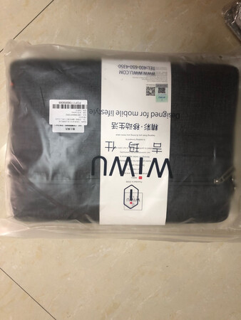 之前买的air，店里面赠送的这个品牌包包，感觉很不错。19换新电脑，店里面没货了，果断自己购买，包很不错。