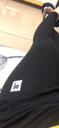 穿在身上了，直接拍，店家请原谅我腿粗，感觉还是很合身的，腰合适，不掉档，我有一条另的裤子，走一段路，老是要偷偷提一下裤子，多尴尬?，布料穿着也挺舒服的，室外温度13度，穿出去，不冷不热，刚刚好，不错的一条裤子