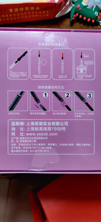 做工质感：英雄永生，从小就用，质量都是杠杠的！
颜值包装：没毛病，纸盒，卡位，一目了然，女孩的粉色配色，可爱温馨。
字迹粗细：两种笔尖，满足老师的要求！老师要求包尖的
其他特色：墨囊安装简易方便，孩子自己就可以完成，出水流畅，不堵塞，不用甩笔，赞一个！