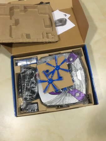吸力大、反应灵敏，越障能力也不错，噪音可以接受！