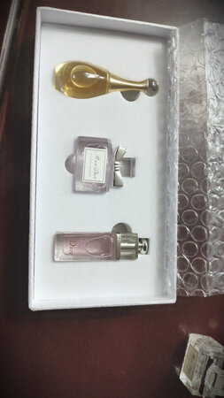 东西已经收到了，这款香水我是一直都在东方购物上买的，已经买过几次了，这次是第一次在京东上买，怎么觉得香味不一样啊，感觉香味太重，以前用的香味是淡淡的，特别好闻，而且香味持久。这次买的先用用看再说吧。