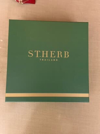 到现在用了一个月吧，效果稍微有一点点点吧，会稍微紧致一点，哺乳完后比较松软，用了不是立刻大，是感觉稍微有点紧致，胸围还没大，买了三个月的量，希望用完可以升级一个罩杯就满足了！使用没有那种涨涨的感觉，和普通乳液霜差不多，涂上去好吸收，绿色的不油腻，粉色的稍微有点油，但是不会搓泥，先涂绿色再涂红色的那支，搭配使用，吸收完后用胸部按摩仪按摩一会。省去手动按摩，比较懒。有效果会追平，我觉得效果是有的，看使用时间以及个人吸收情况吧