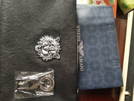手包已经收到 和商家展示的图上一样，附带赠品也都齐全，商家服务也挺好。
材质手感：手感顺滑