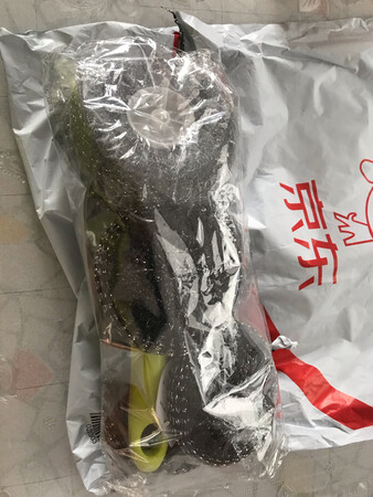 用后才评价，装在塑料把上的钢丝球发白发软，另配的五个球颜色发深，发硬，我换上配的钢丝球，用了一段时间没上锈，好用。