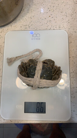 螃蟹活的不错，承诺2两，带绳才80克出头，绳子重15