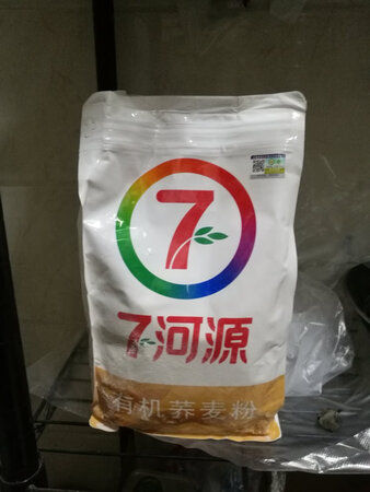 第二次在京东上购买荞麦面，以前是蒸馒头用，这次是打糊糊喝，也算自己的创新吃法吧，放到锅里黏黏的，吃起来香香的，是自己喜欢的味道！物流发货也非常快速，包装很好，没有破损，快递员的服务也很好！下次还会来京东继续购买最爱的荞麦面！
