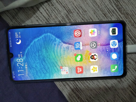 手机很好，拍照真的很清晰，而且也是正品行货。