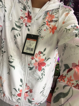 衣服不错是正品，面料滑滑的非常喜欢，现在早晚穿正合适，快递也很给力