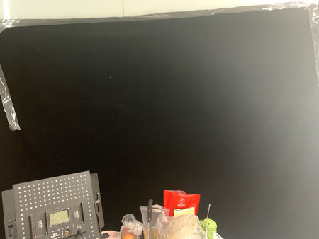 京东的物流真的是所有电商里面最快的 ，因为公司急用所以隔天就送到了，送货上门的速度也是杠杠的，而且包装很好，公司的拍摄比较简陋，虽然是用透明胶粘的，但是视频拍起来真的很好，不漏光不反光，就是要选这款的！