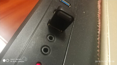 产品质量：现在用着还行。
产品性能：能链接键盘和鼠标，鼠标有时候有点漂
兼容性能：最好从官网下载新的驱动，win10自己的驱动不行
外形外观：与其他品牌基本一样，可能还要丑一点
产品包装：一个塑料的外壳
其他特色：没有特色