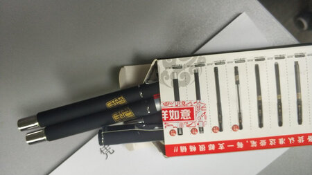 晨光的文具，上学的时候就用，还是一如既往地好用，笔用起来很顺滑，质量非常好，做工精致，手握着很舒服，不搁手，字迹粗细适当，京东自营的快递非常快，第二天就到了，不耽误使用，非常喜欢在京东买东西，非常愉快的一次购物体验!