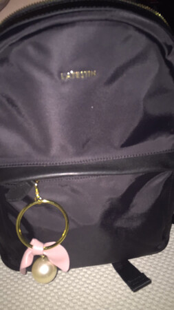 不错哟，送货飞快，第二天就到了。质量也挺好的，拉链边上做了一圈边，所以包包不会软塌下来，容量平时出门用足够了。