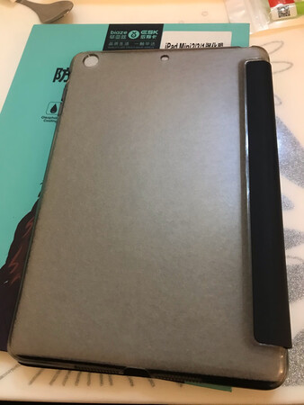 没想到质量很给力啊……后面的壳子虽然有点滑手但是吻合度非常的好，前面的盖子也是感觉有磁性似的。我的iPad从心得到了活力，把套子用上弄了钢化玻璃感觉跟新的一样。一分价钱一分货，牌子还是牌子，这个品牌的壳子感觉都不错，下次买iPhone会在这里买的。京东物流还是很给力第二天直接送过来！给你们点赞?
