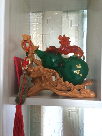 小有瑕疵 总体感觉还不错 看不出什么材质的但有些分量
