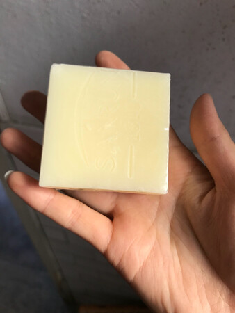 盒子好大真心浪费，还不如配上个简易的肥皂盒也比这样好，味道微香还可以，还没用效果，暂时还不知，总体还行吧！配送员是真心好！