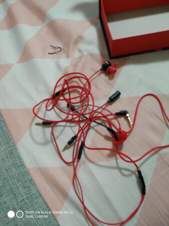 一个很不错的耳机，是我哥介绍给我的，现在就是和他一-起吃鸡发货是很快的毕竟就是看中发货速度才来买的收到就试一下音效，没有延迟脚步声听很清晰吃鸡玩游戏还是很爽送了很多小礼物，还有耳挂耳帽反正好多一大堆还有一个长麦说话比较方便听得更大声还是很爽的
