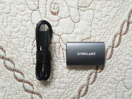 物流一如既往好评，东西比想象中小巧，使用方便。需要注意的是，默认的exFAT系统不是所有手机都可以识别，我的vivo xplay5插上去没反应，需要更改文件系统（我改为FAT32）才能在手机上识别，新出的手机应该就没这个问题。