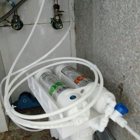 小型自来水过滤器（7吋），配件齐全，安装方便，家里的自来水本来就很干净，再过滤，除余氯，用水更放心。