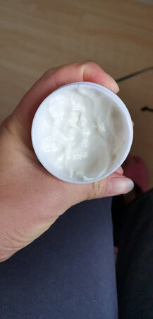 收到后半袖包装完好无损，产品质量非常好，保湿效果非常好，有一种淡淡的香味，摸在手上非常保湿滋润，不是那种油油的感觉，每天坚持使用。