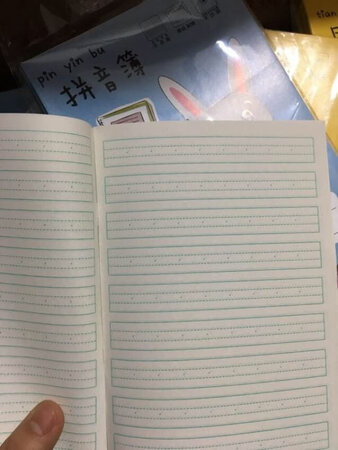 买给家里小朋友的，首先本子质量挺好的，摸起来很舒服，其次没有什么异味和纸张问题，再次还送了10支铅笔，性价比挺高的。虽然学校里面有规定的本子，但是放在家里使用还是很好的，封面很可爱，我都很喜欢，可以偶尔拿来用用?