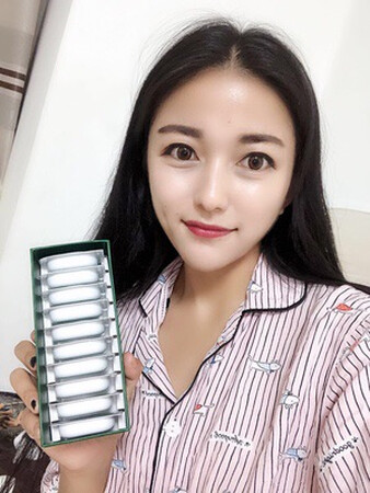 我的皮肤是干性皮肤，特别缺水一直不怎么敢用清洁面膜，以前用过几款，用完以后脸特别疼，前几天闺蜜种草这款面膜就买来试试，用了一下没什么感觉，皮肤不会有刺痛感，清洗以后皮肤滑滑的，嫩嫩的，后续坚持用效果会更好。