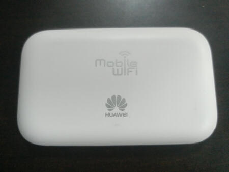 这个随身wifi挺小巧的，一张卡片的大小，方便携带，连接也方便。