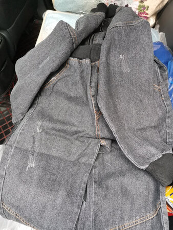 物流走了六天，刚才收到货，遇到黑店了，明显是地摊货，衣服发臭，有霉渍！以后再不买浙江湖州的货了！