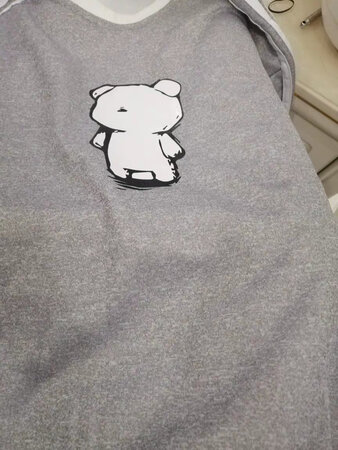 尺码大小刚刚好合身，很满意，做工挺细致的，穿着也很舒服，面料摸起来也非常舒服，很不错的一次购物。面料柔软舒适、实物和图片一样漂亮、没有色差、物美价廉、性价比超高！物流也很快，厚薄适中，用水洗了，不退色，不变形，不起毛球，穿起来很舒适